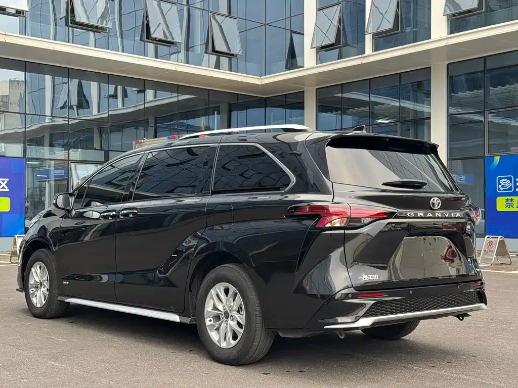 Toyota Granvia — миниатюра 6
