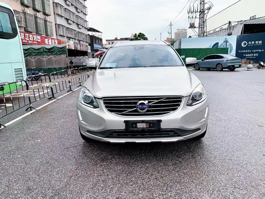 Volvo XC60 T5 Smart Advanced Upgrade Edition, фото 2