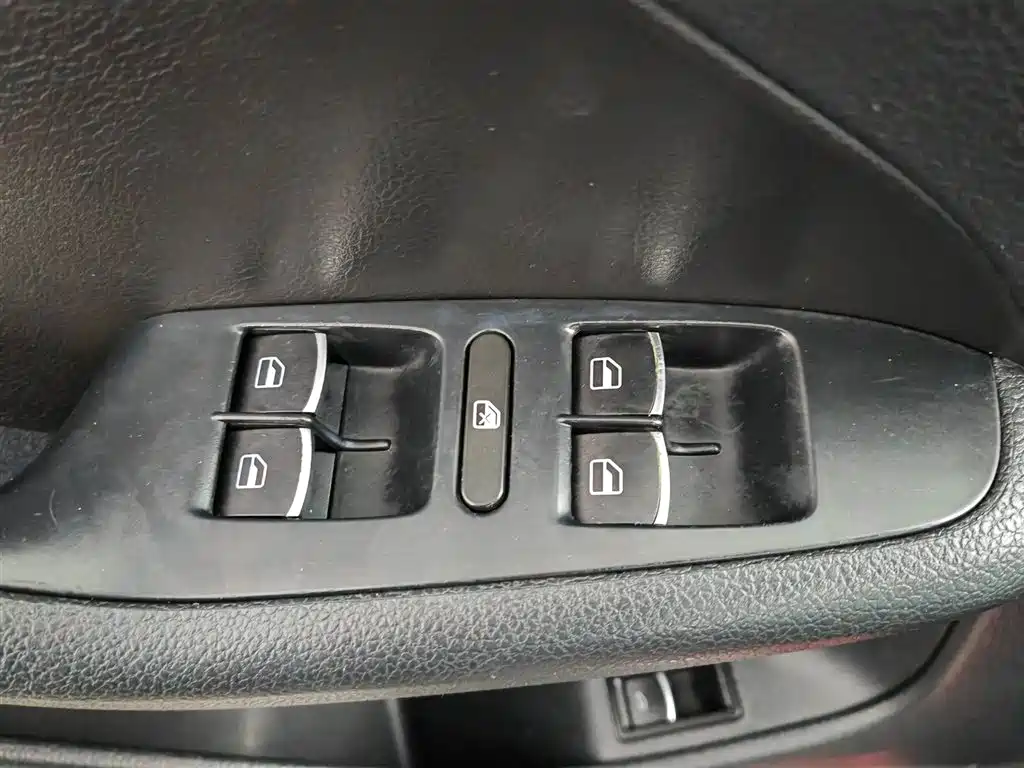 Volkswagen Sagitar 2012 1.6L MT Comfort
