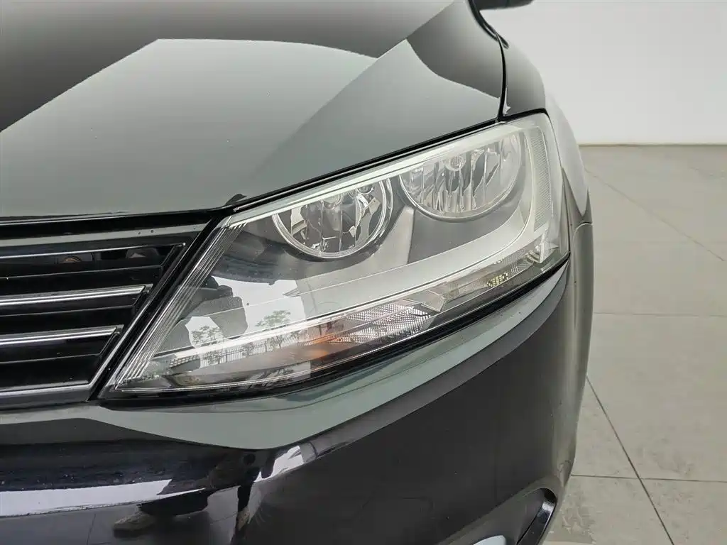 Volkswagen Sagitar 2012 1.6L MT Comfort