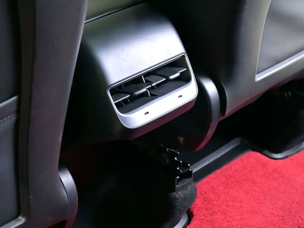 Tesla Model Y — миниатюра 15