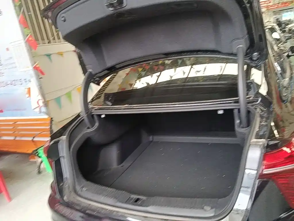 Hongqi Hongqi H5 — миниатюра 19