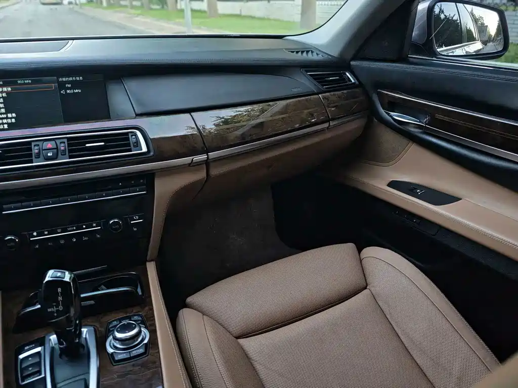 BMW 7 Series — миниатюра 19