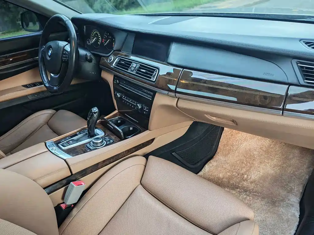 BMW 7 Series — миниатюра 28