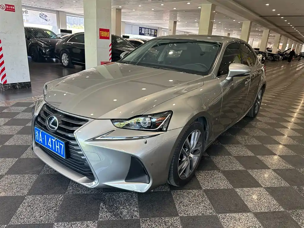 Lexus IS 2019