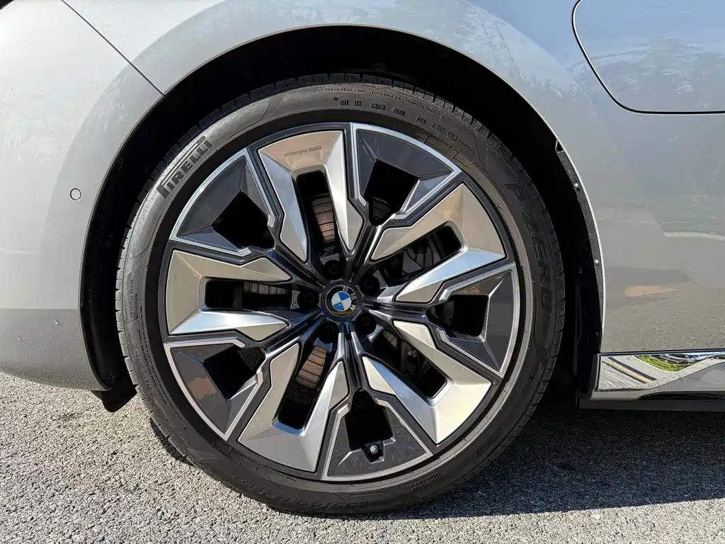 BMW i7 — миниатюра 12