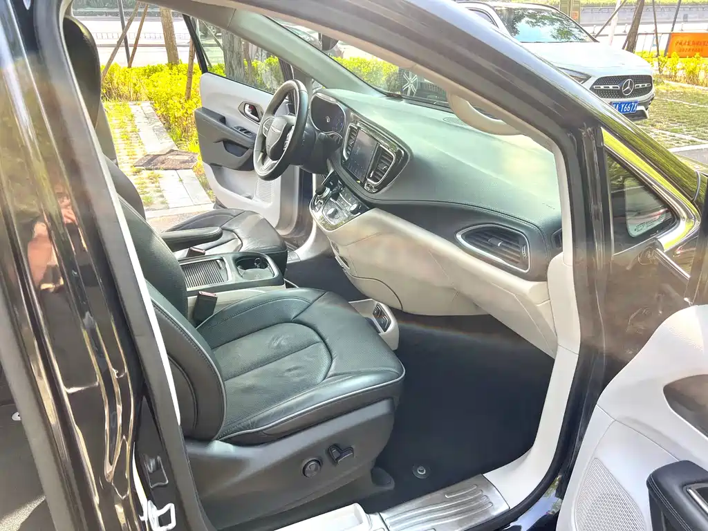 Chrysler Grand Voyager (Import) — миниатюра 14