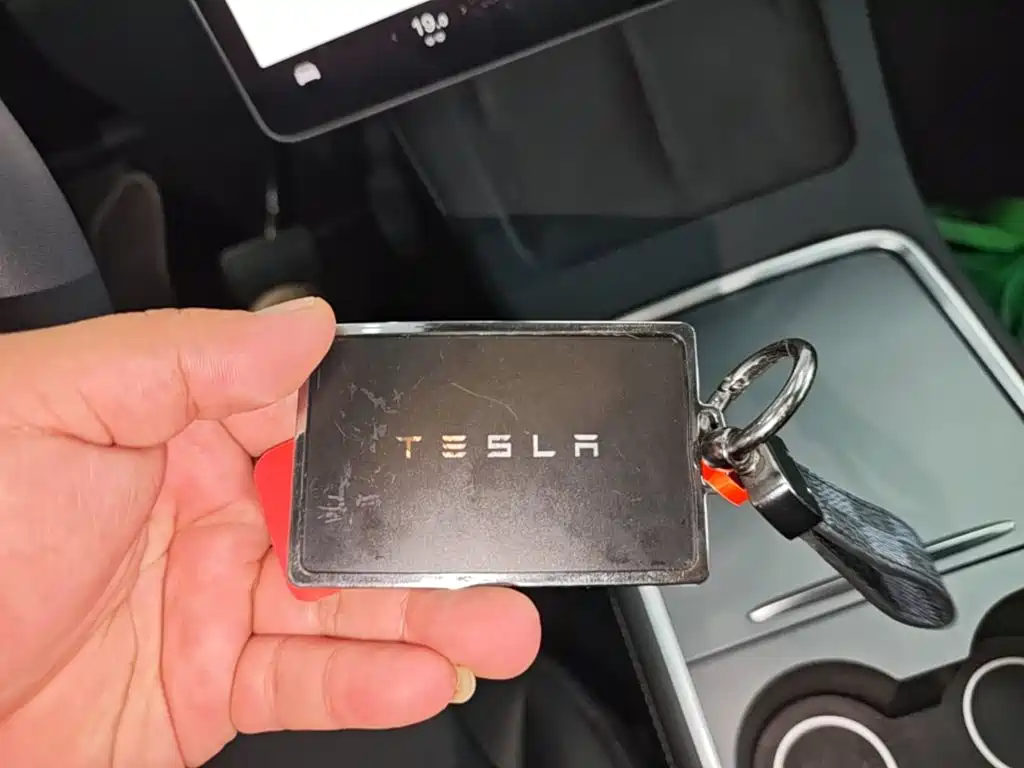 Tesla Model Y — миниатюра 9