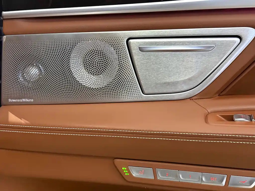 BMW 7 Series — миниатюра 13