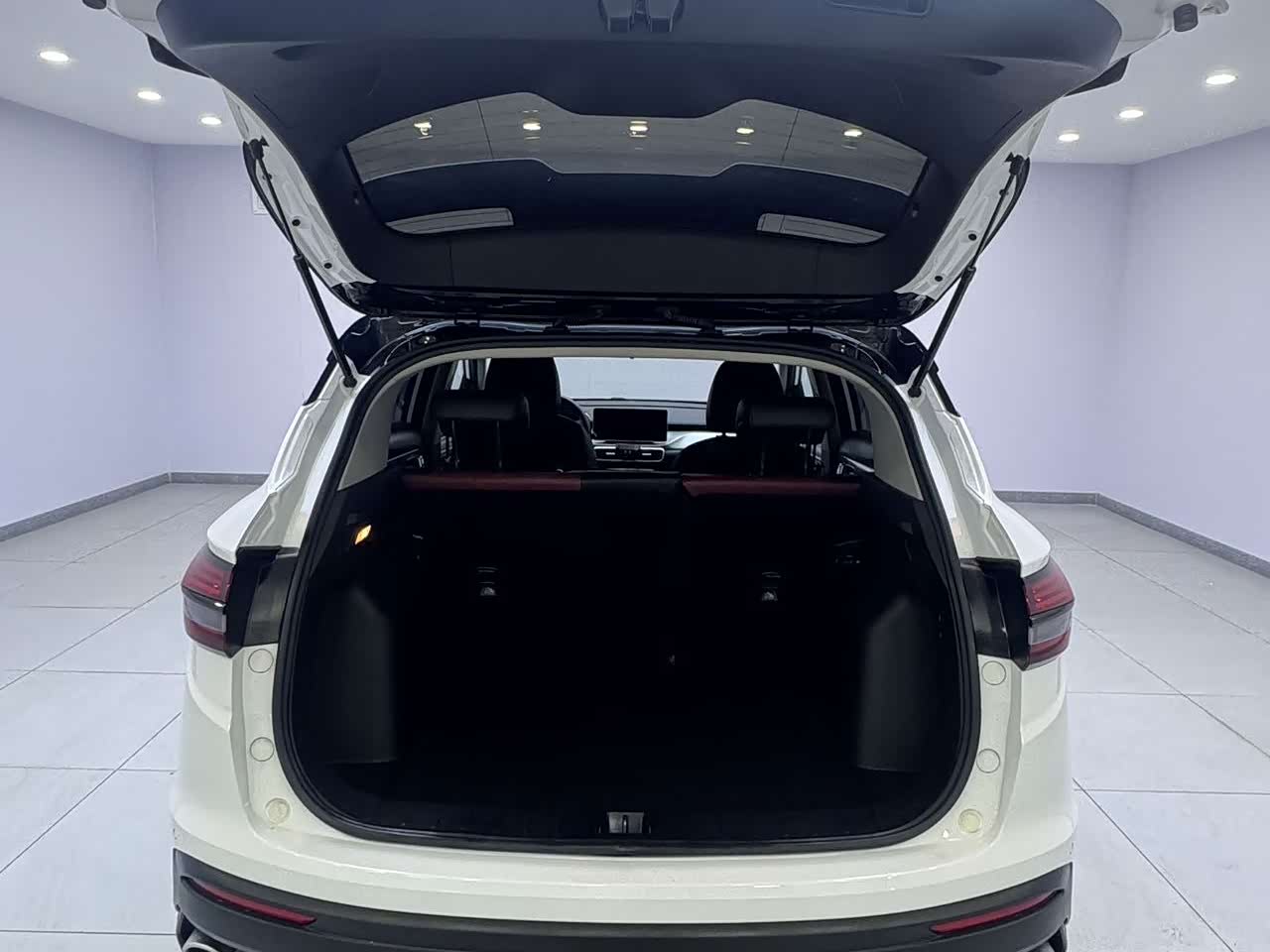 Geely Binyue 1.4 л 2022 г. Белый, пробег 35000 км