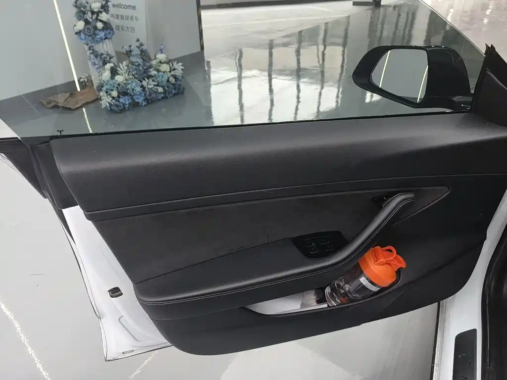 Tesla Model 3 — миниатюра 4