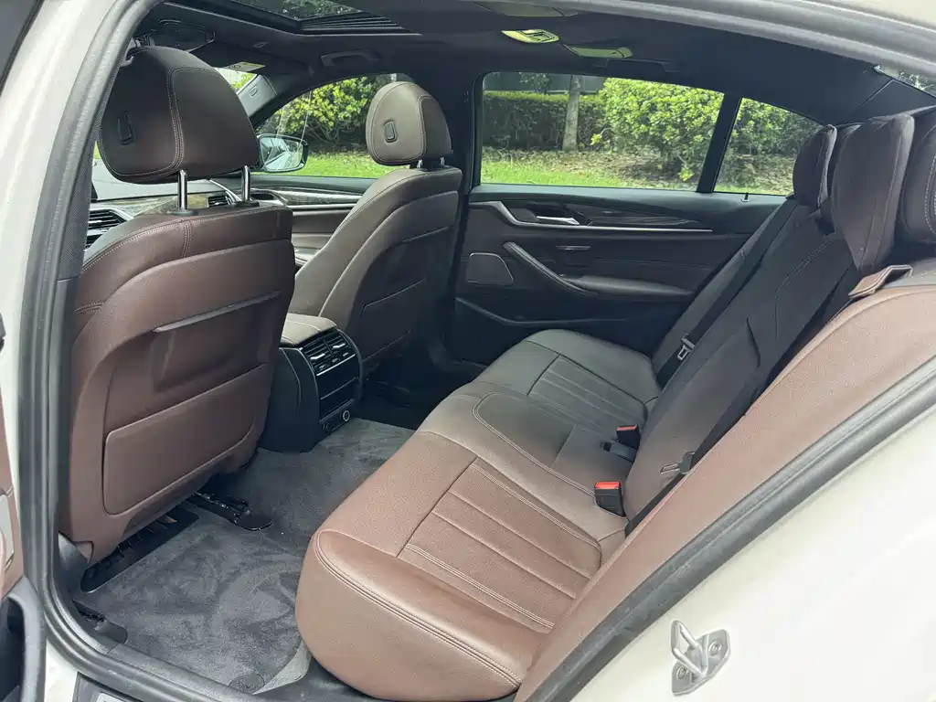 BMW 5 Series — миниатюра 5