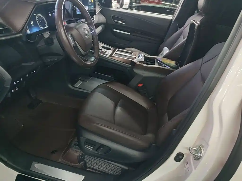 Toyota Granvia — миниатюра 15