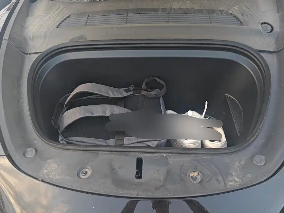 Tesla Model Y — миниатюра 10