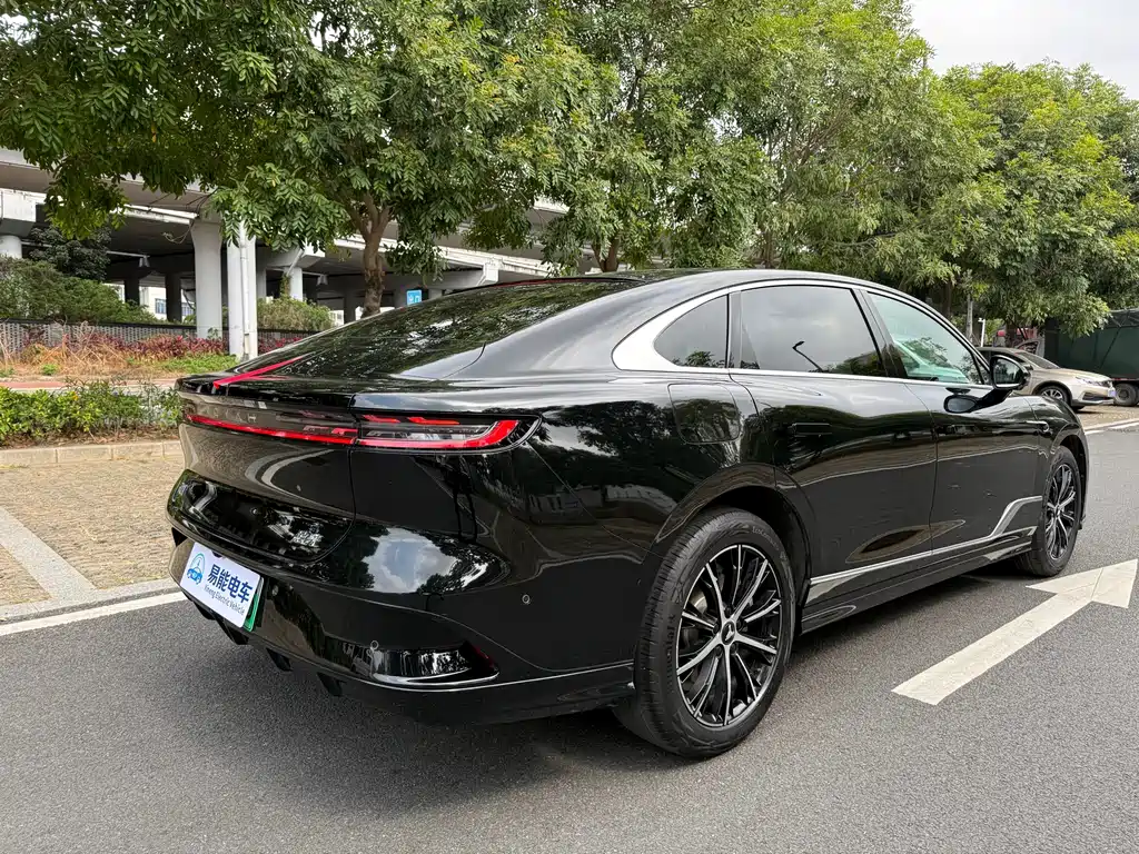 VOYAH LANTU CHASING LIGHT