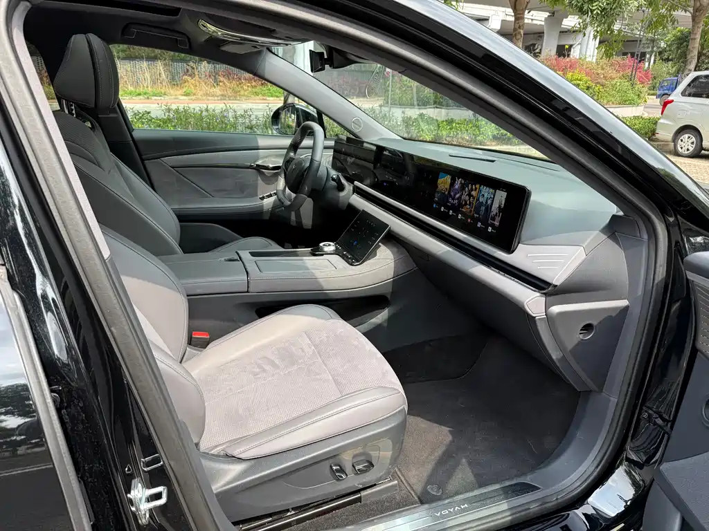 VOYAH LANTU CHASING LIGHT