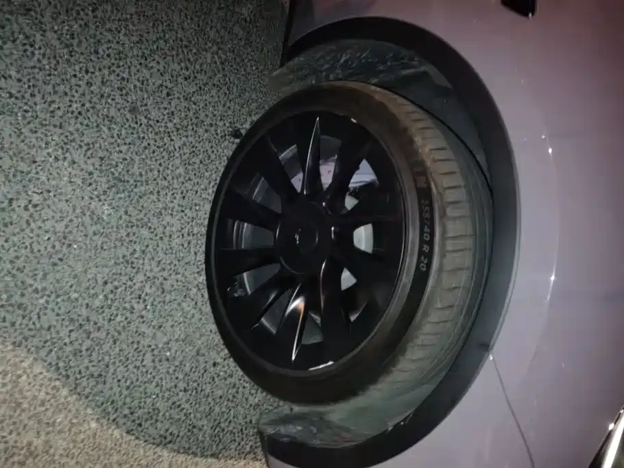 Tesla Model Y — миниатюра 6