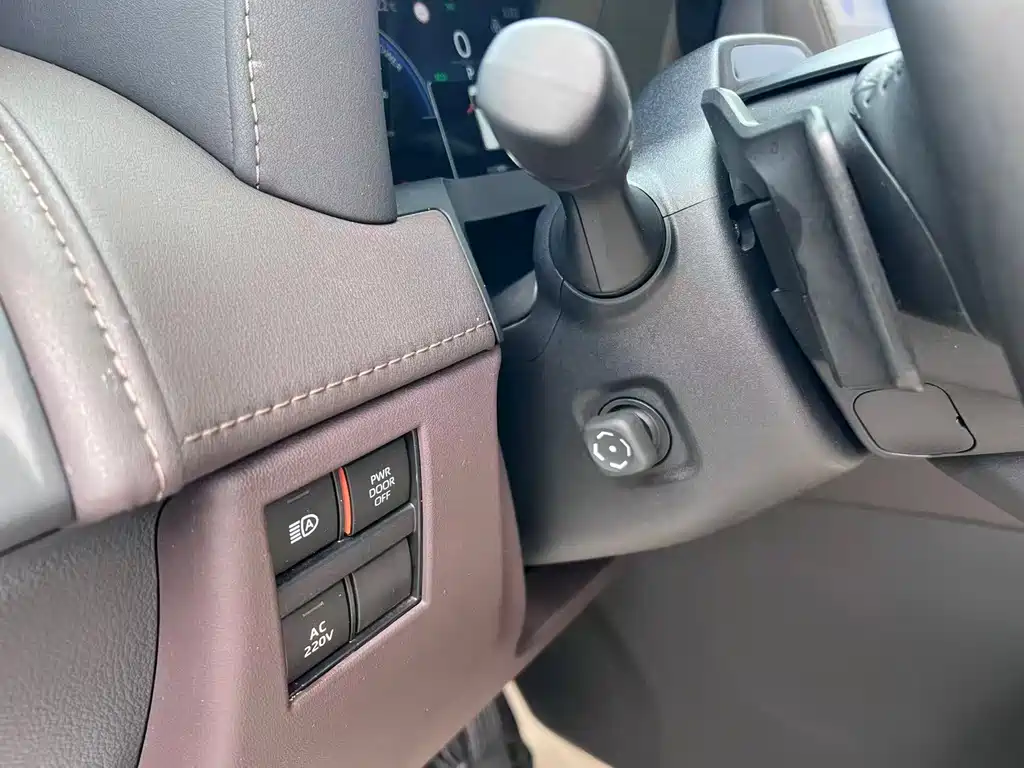 Toyota Alphard — миниатюра 10