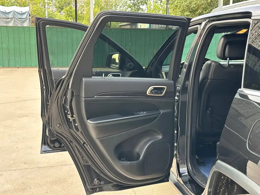 Jeep Grand Cherokee (Import) — миниатюра 16