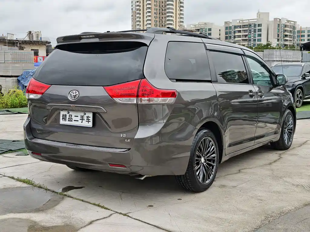 Toyota Sienna — миниатюра 4