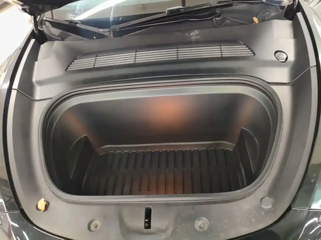 Tesla Model Y — миниатюра 20