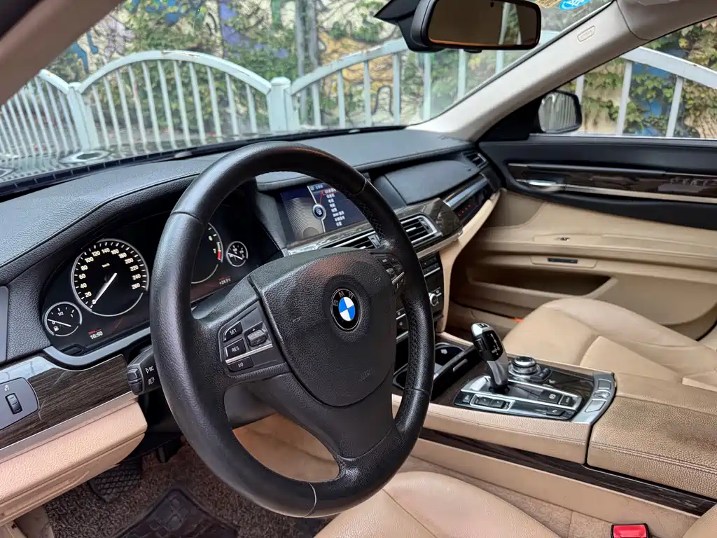 BMW 7 Series — миниатюра 5