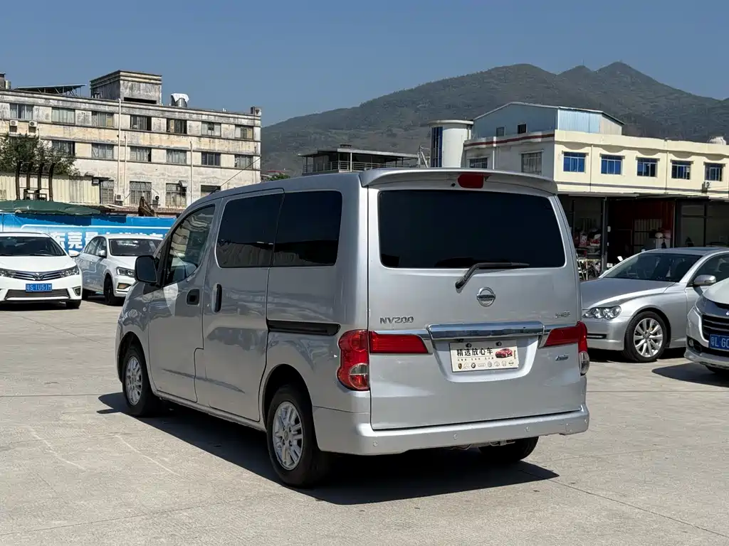 NISSAN NV200