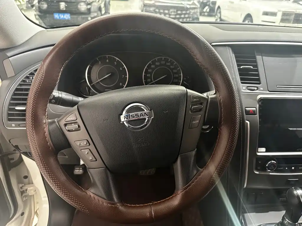 Nissan Patrol — миниатюра 7