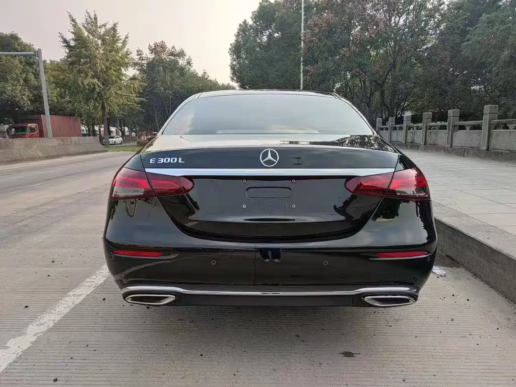 Mercedes-Benz E-Class — миниатюра 9