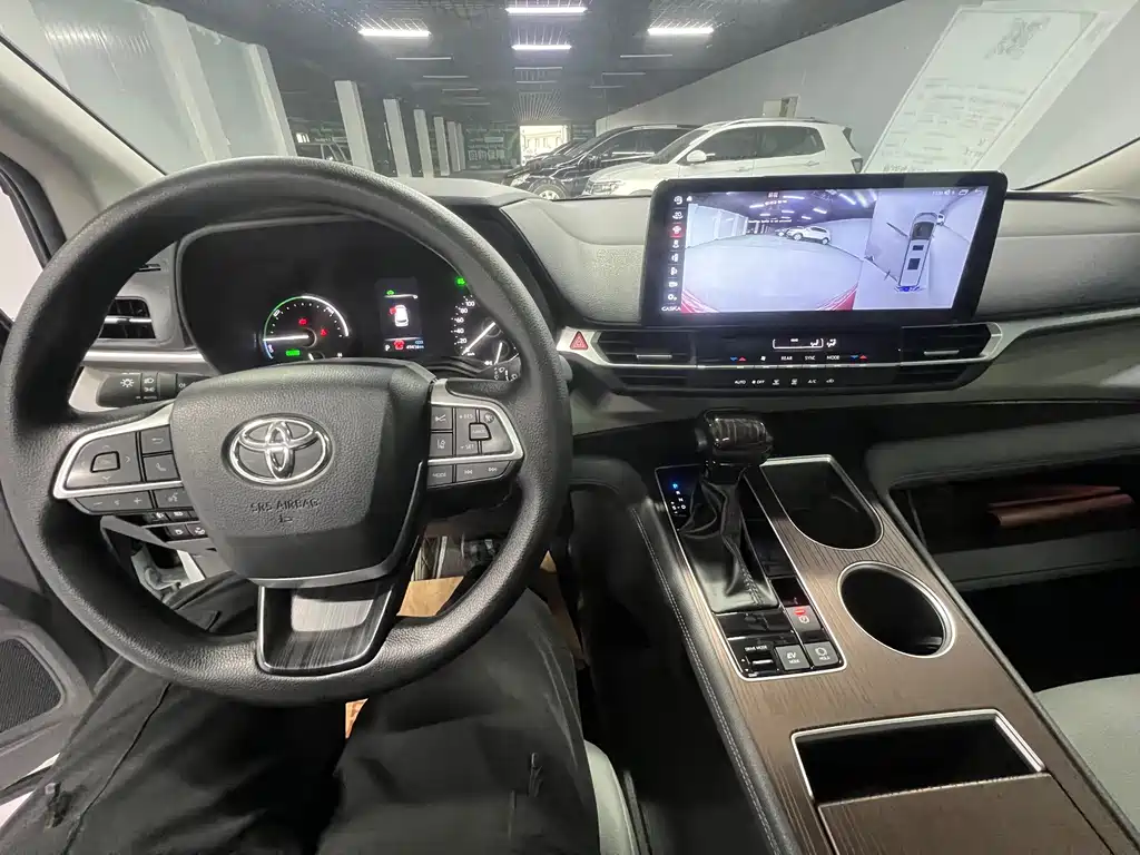 Toyota Granvia — миниатюра 12