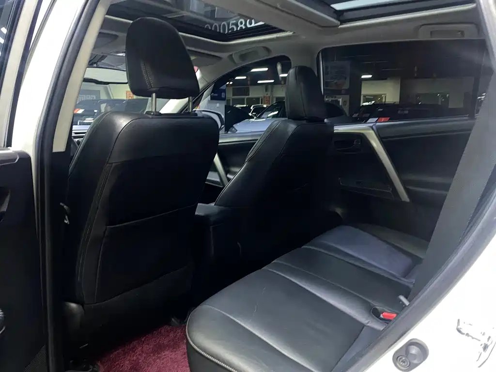 Toyota RAV4 — миниатюра 10