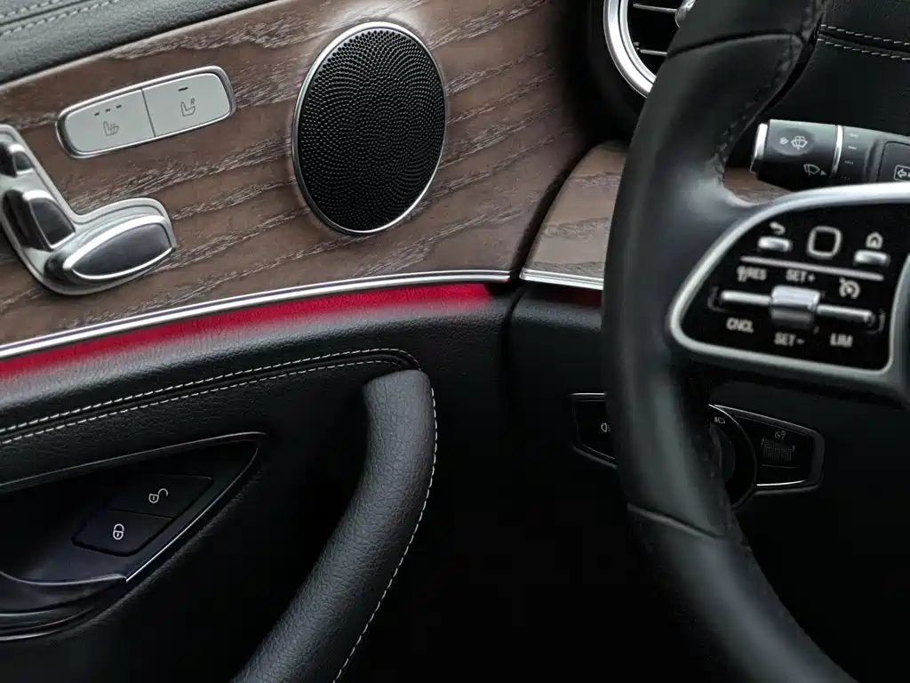Mercedes-Benz E-Class — миниатюра 8