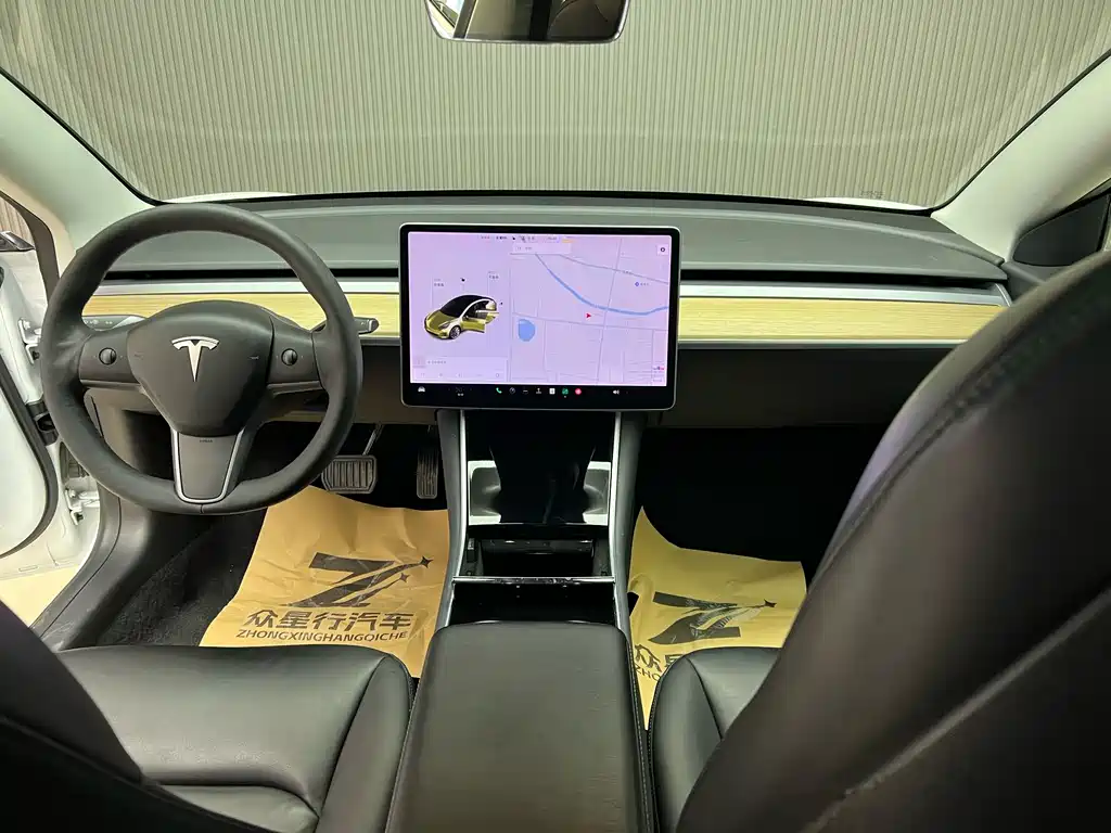 TESLA MODEL 3