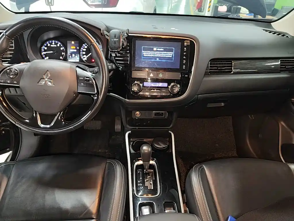 Mitsubishi Outlander — миниатюра 14
