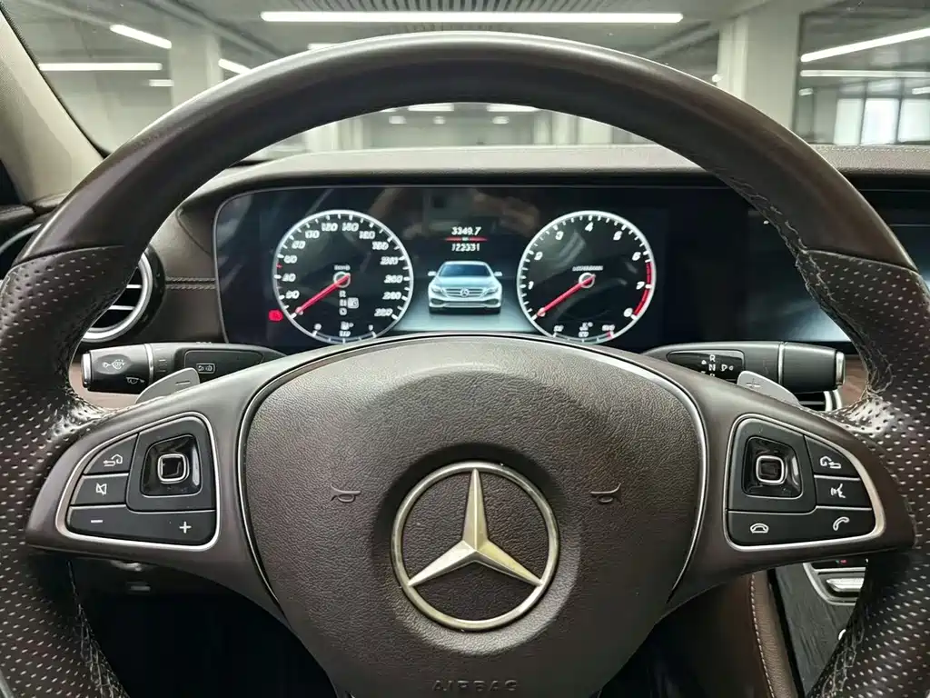 Mercedes-Benz E-Class — миниатюра 9