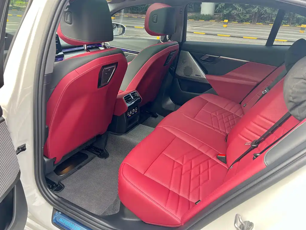 BMW 5 Series — миниатюра 7