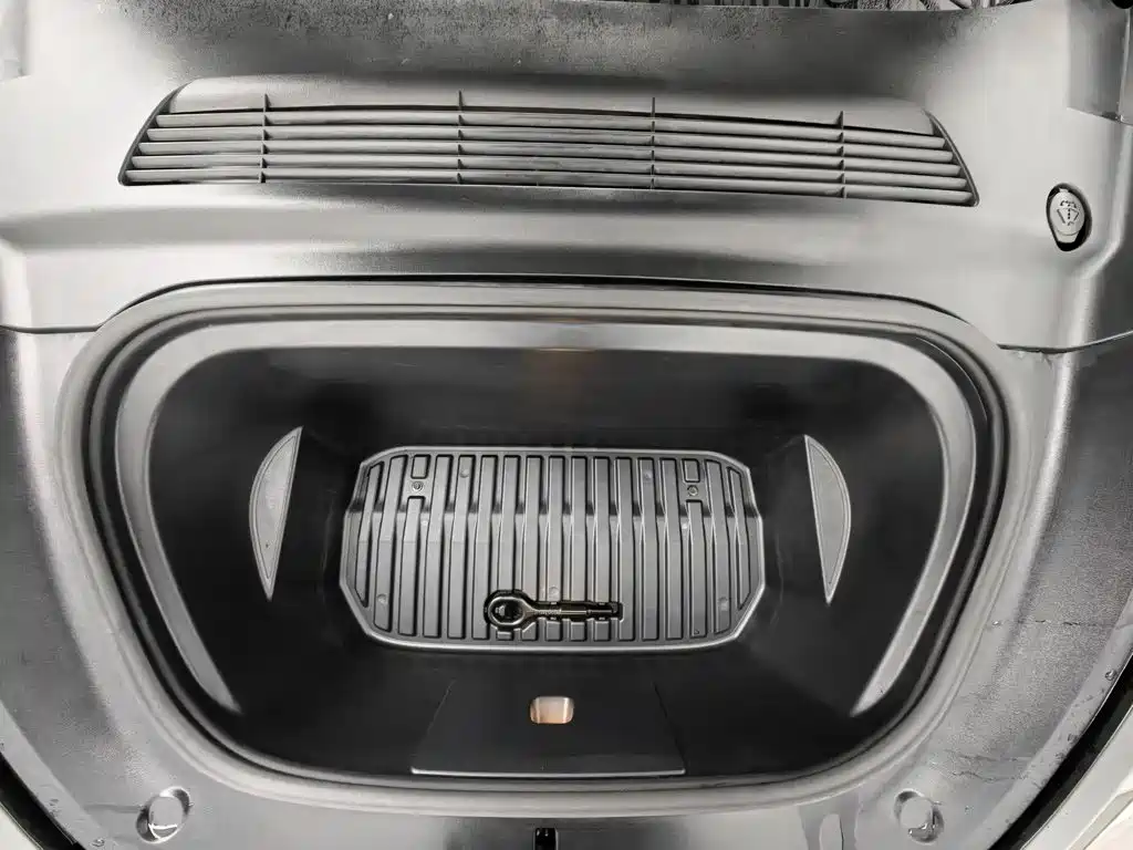 Tesla Model Y — миниатюра 6