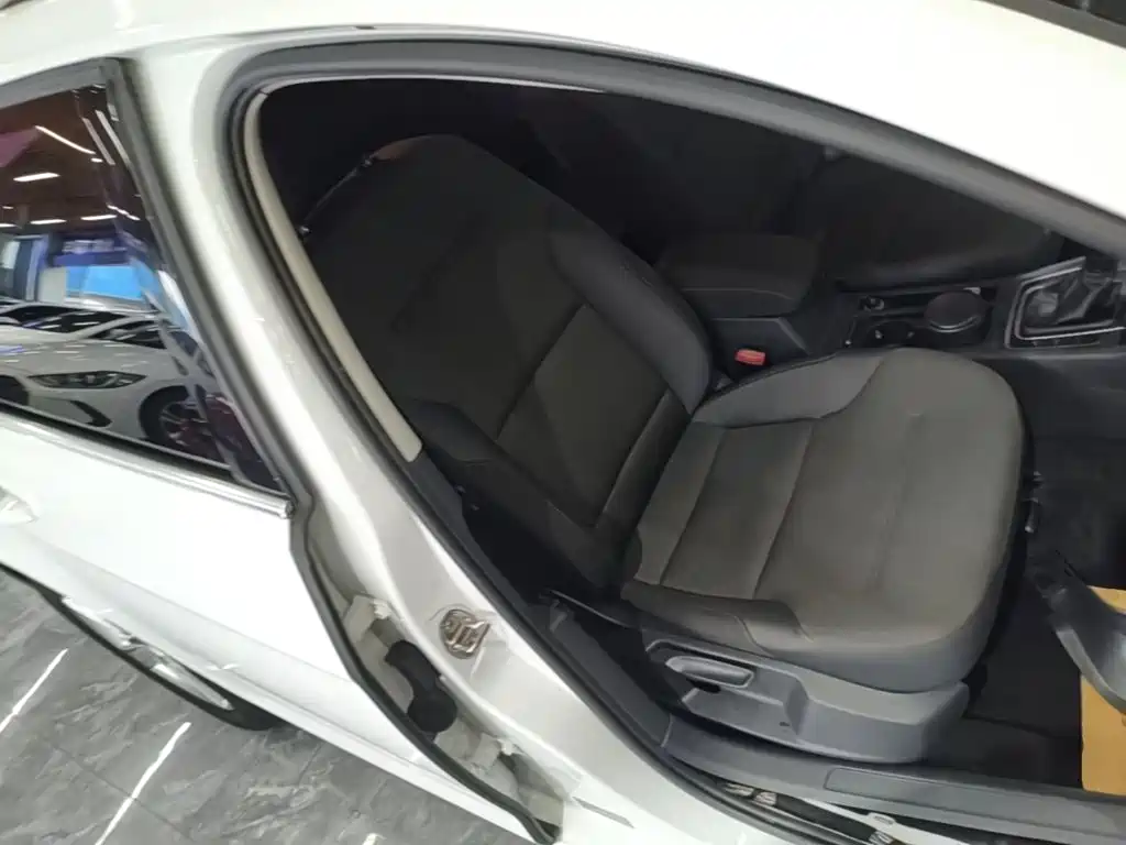 Volkswagen Golf — миниатюра 25