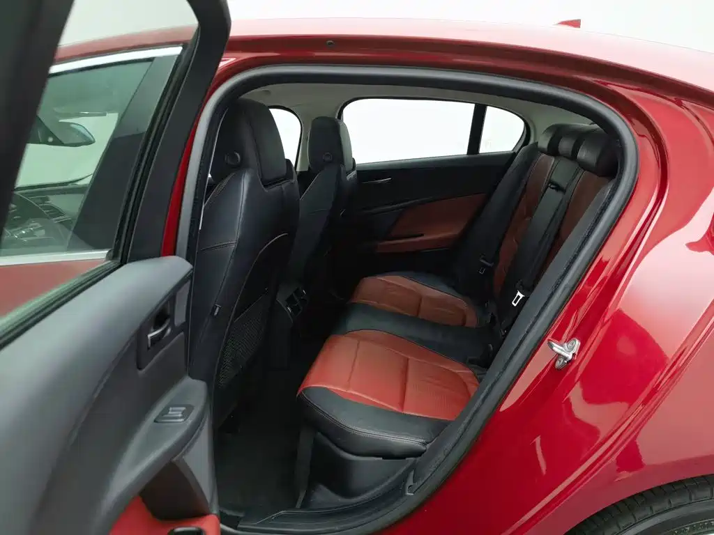 Jaguar XE — миниатюра 15
