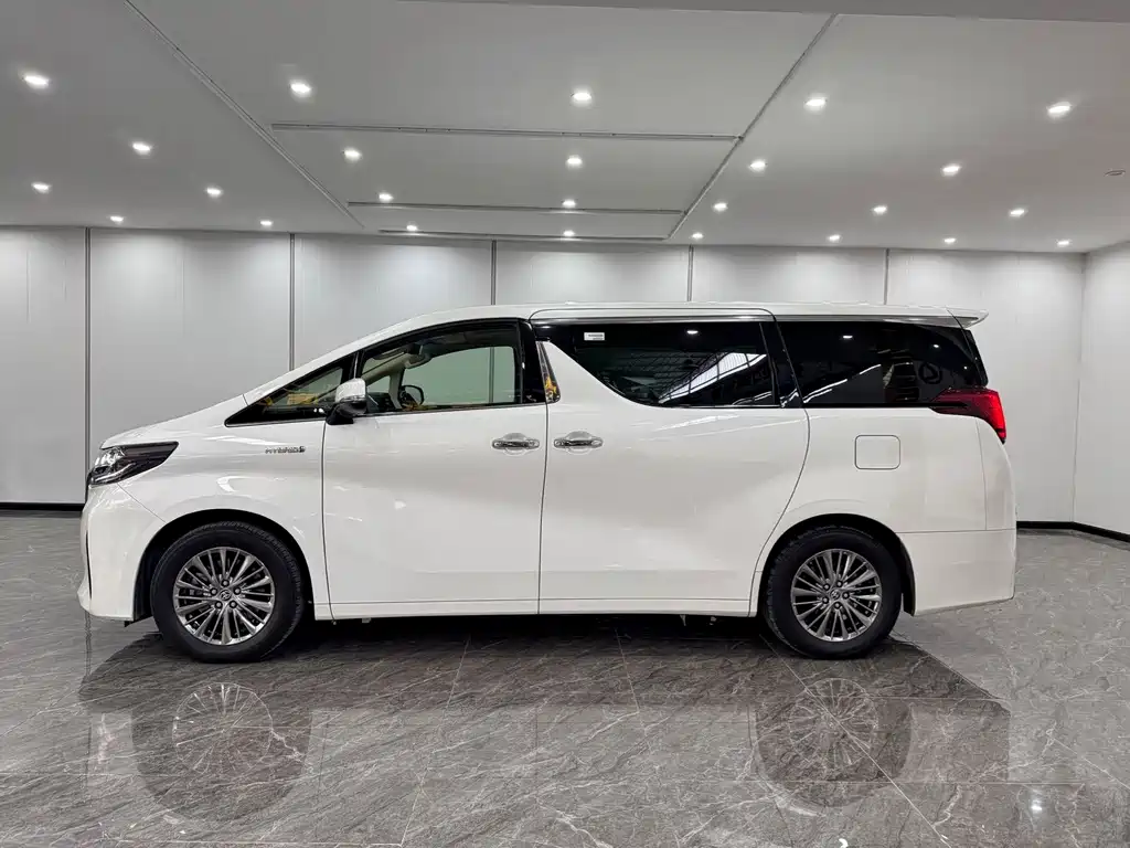 Toyota Alphard — миниатюра 6