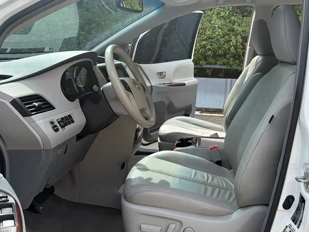 Toyota Sienna — миниатюра 6