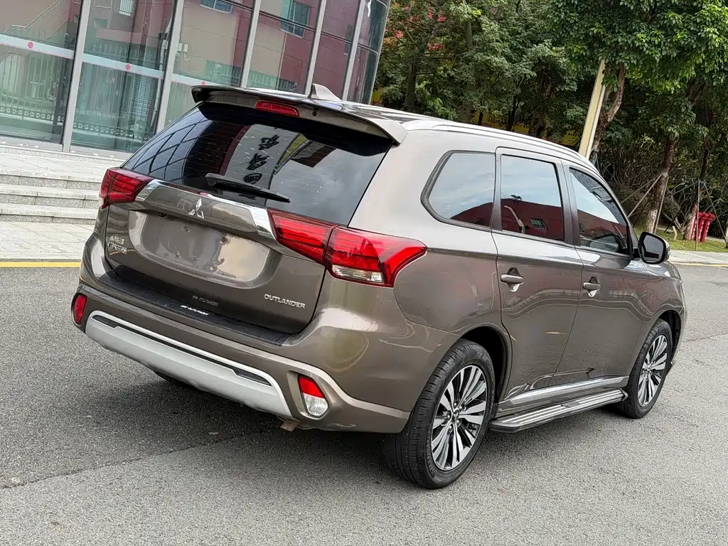 Mitsubishi Outlander — миниатюра 6