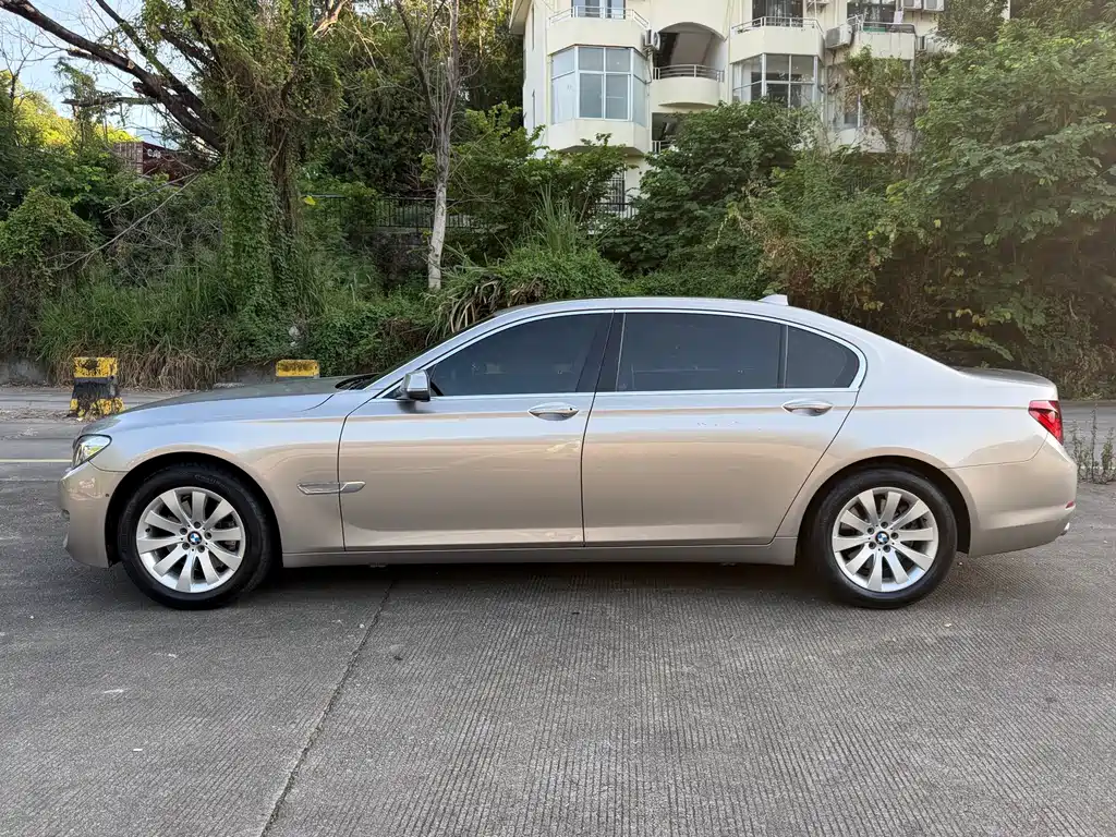 BMW 7 Series — миниатюра 9