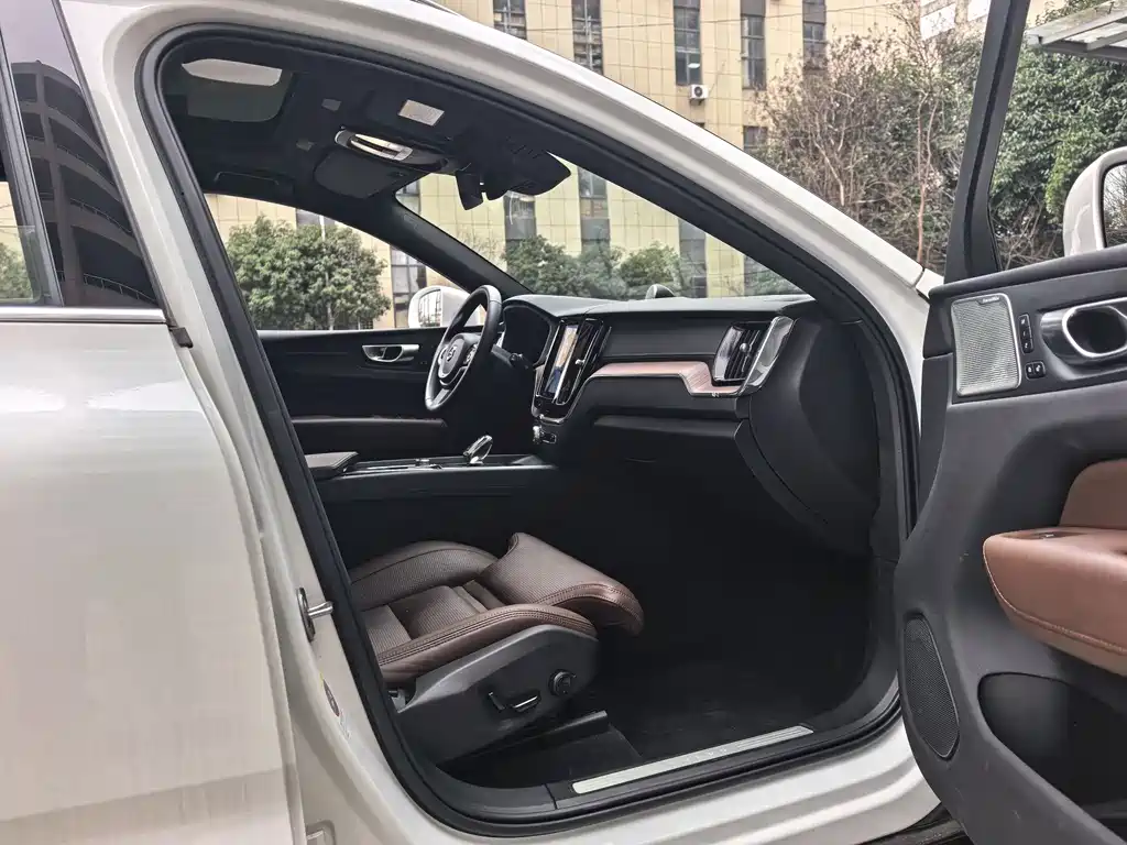 VOLVO XC60 PLUG IN HYBRID