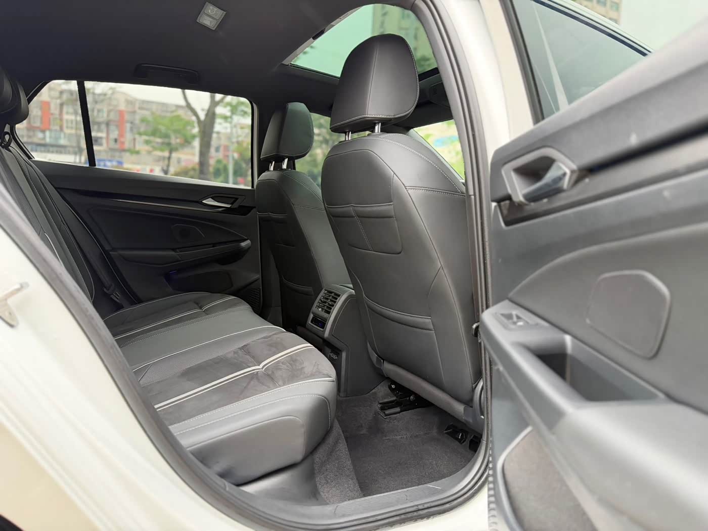 Volkswagen Golf 1.4 л 2022 г. Белый, пробег 42000 км