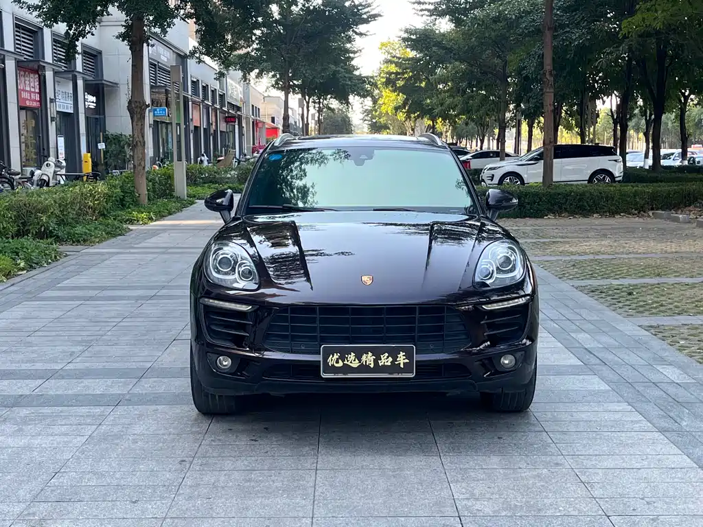 PORSCHE MACAN