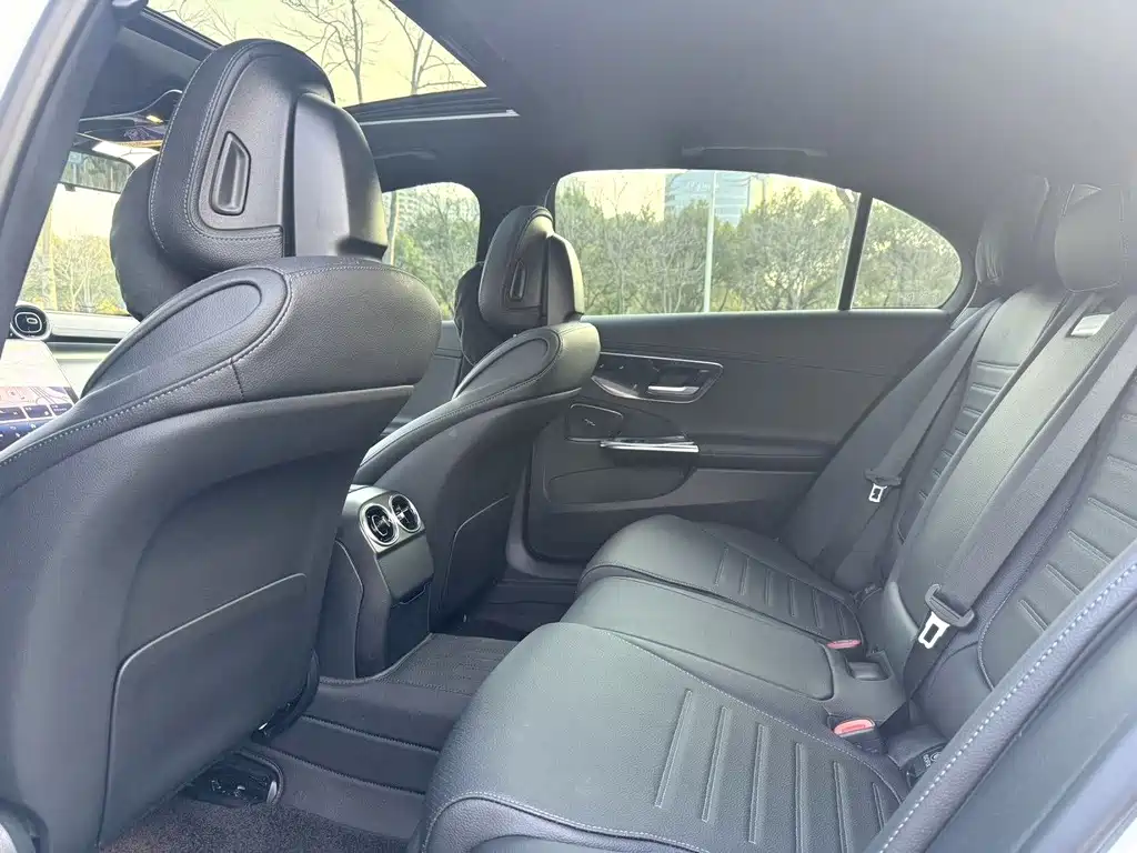 Mercedes-Benz C-Class — миниатюра 7