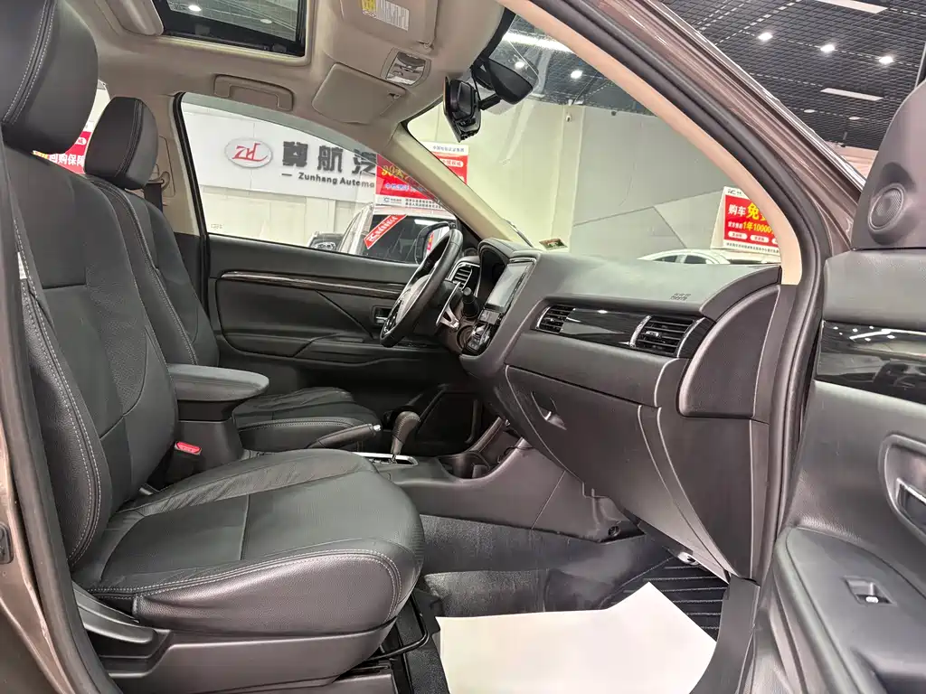 MITSUBISHI OUTLANDER