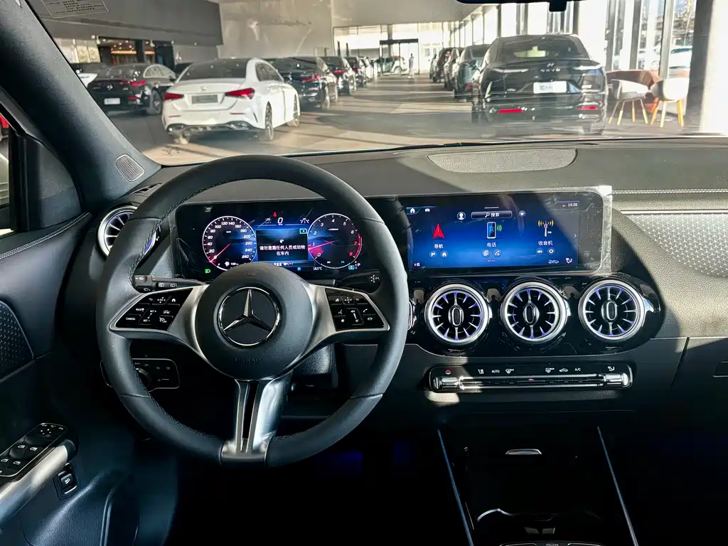 MERCEDES-BENZ GLA