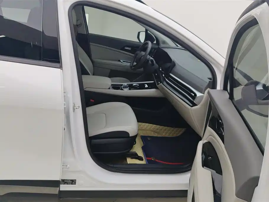 KIA LION PLATINUM EXPANDS THE WORLD